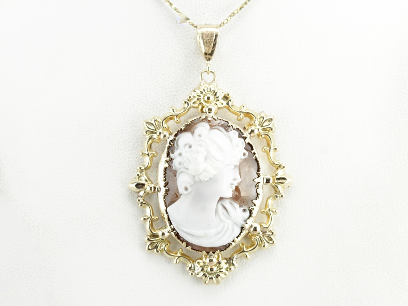 Vintage Cameo Pendant in Yellow Gold