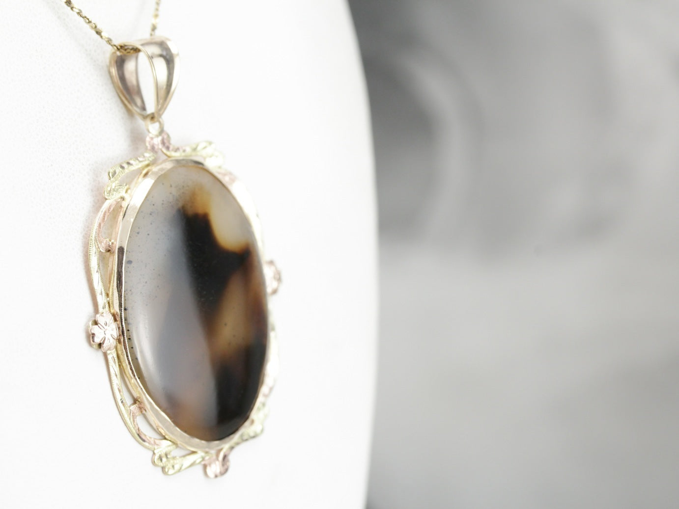 Retro Era Agate Pendant