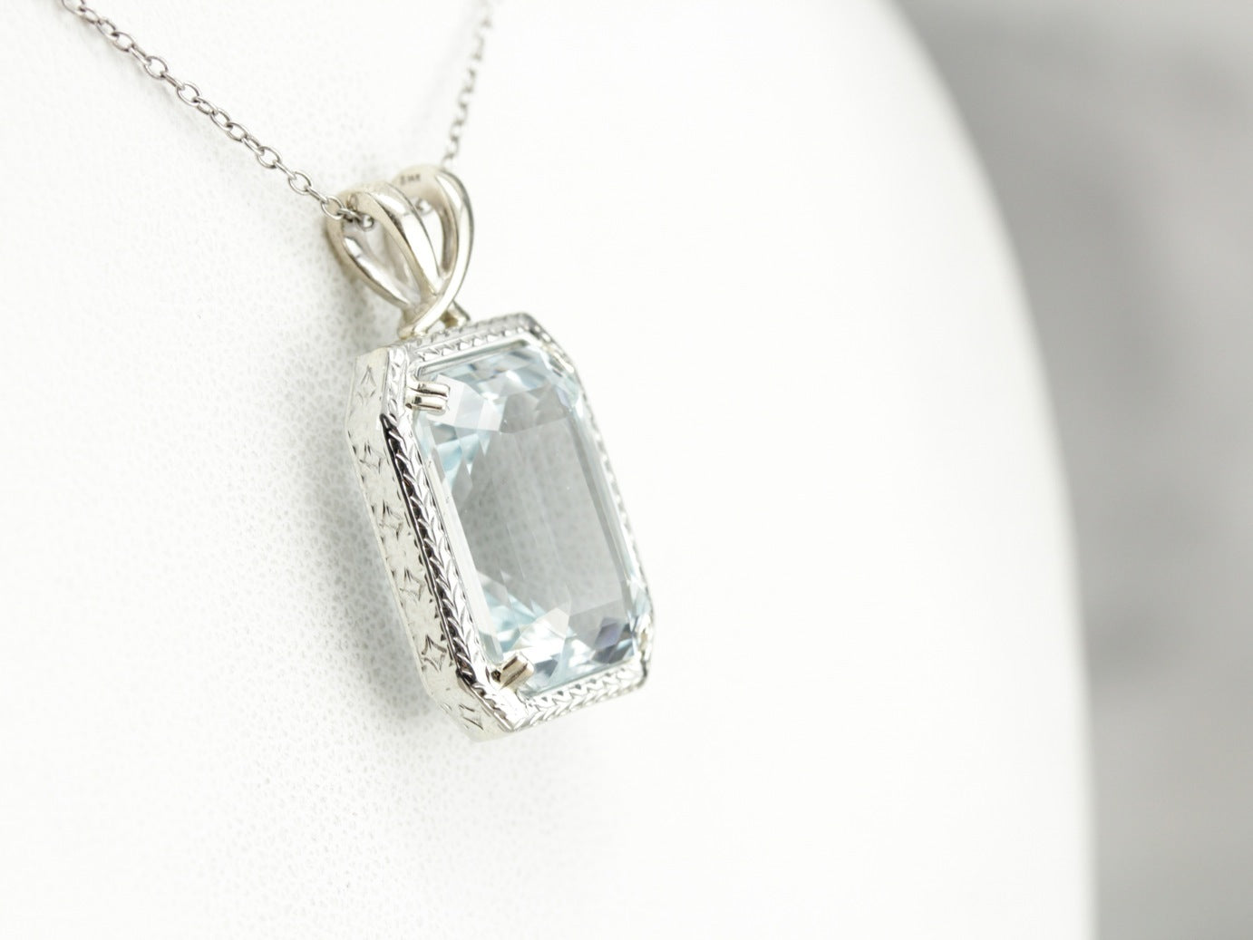 White Gold Aquamarine Pendant