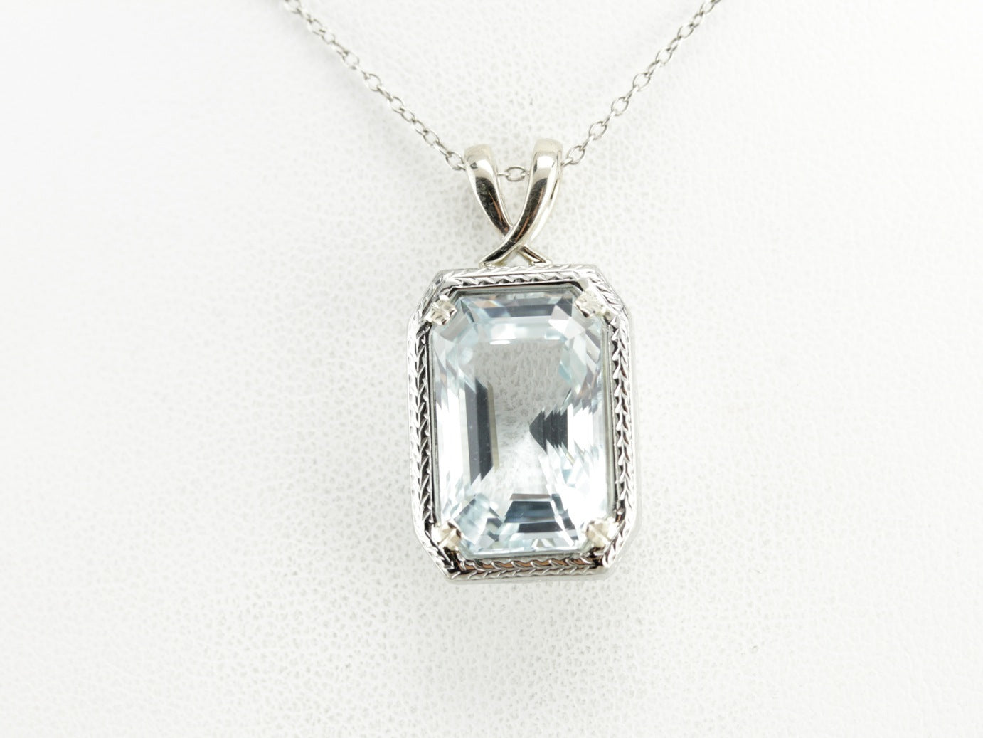 White Gold Aquamarine Pendant