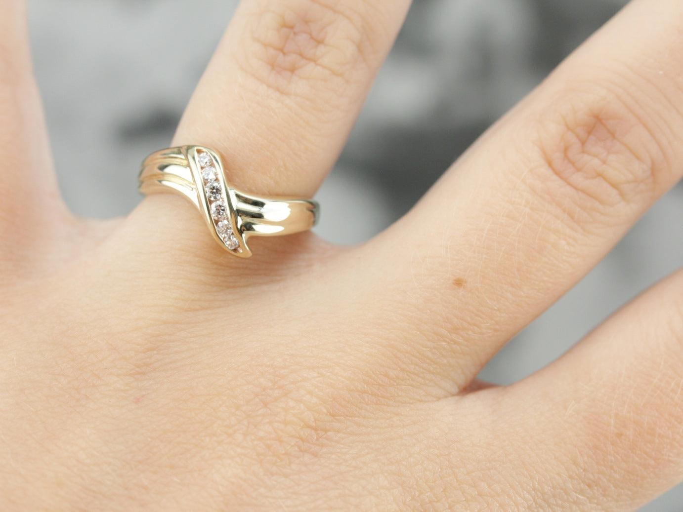 Anillo de diamantes modernista