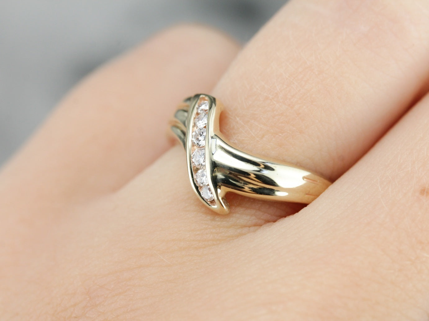 Anillo de diamantes modernista