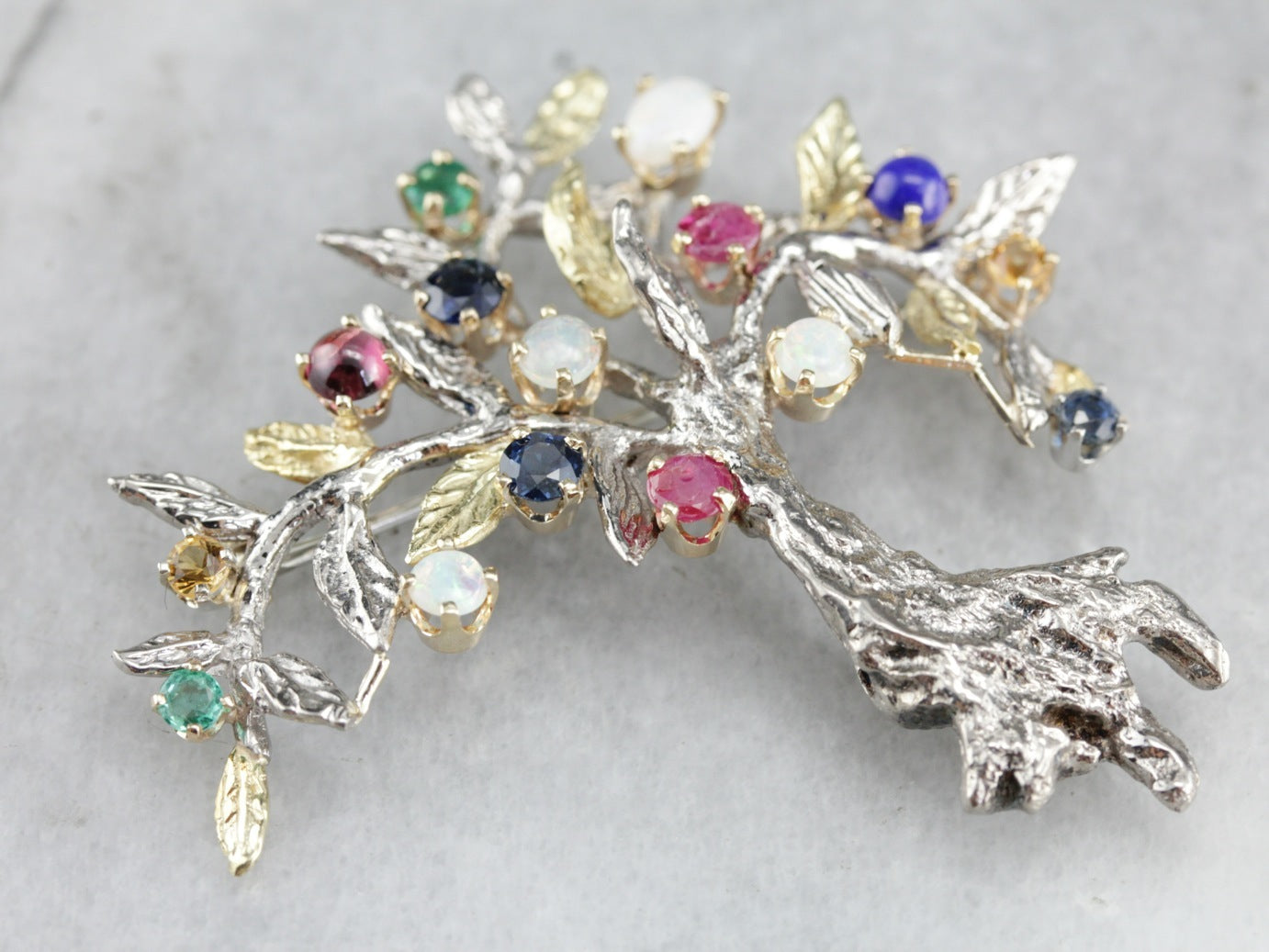 Pin de árbol de piedras preciosas múltiples de oro vintage