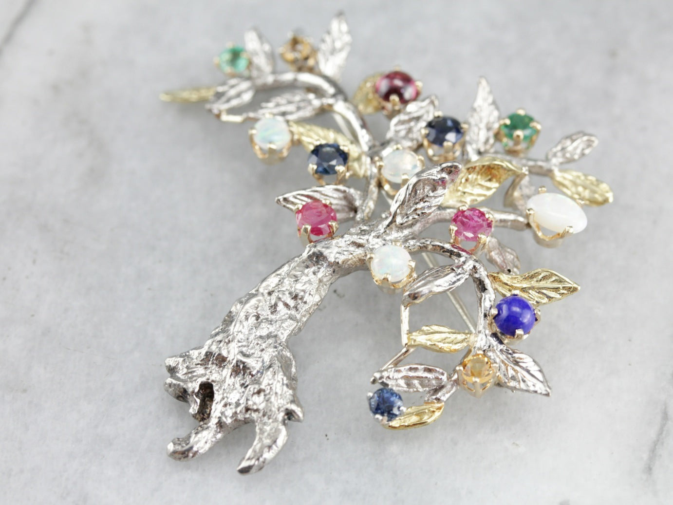 Pin de árbol de piedras preciosas múltiples de oro vintage