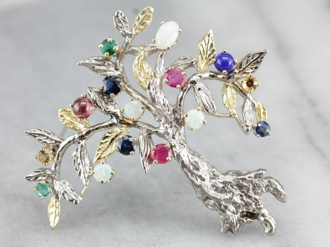 Pin de árbol de piedras preciosas múltiples de oro vintage