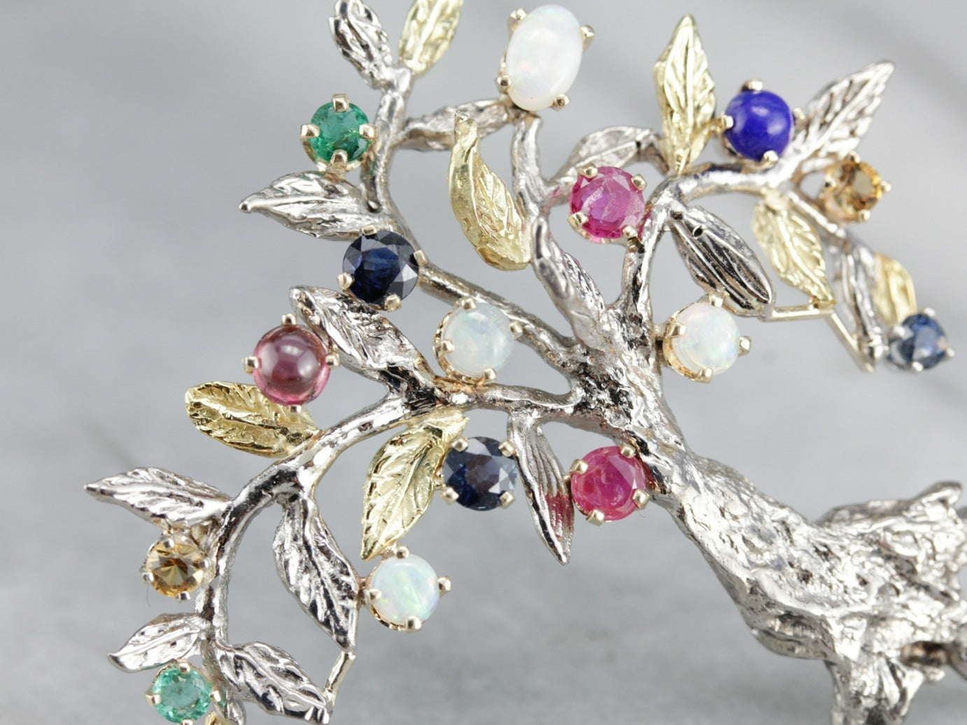 Pin de árbol de piedras preciosas múltiples de oro vintage