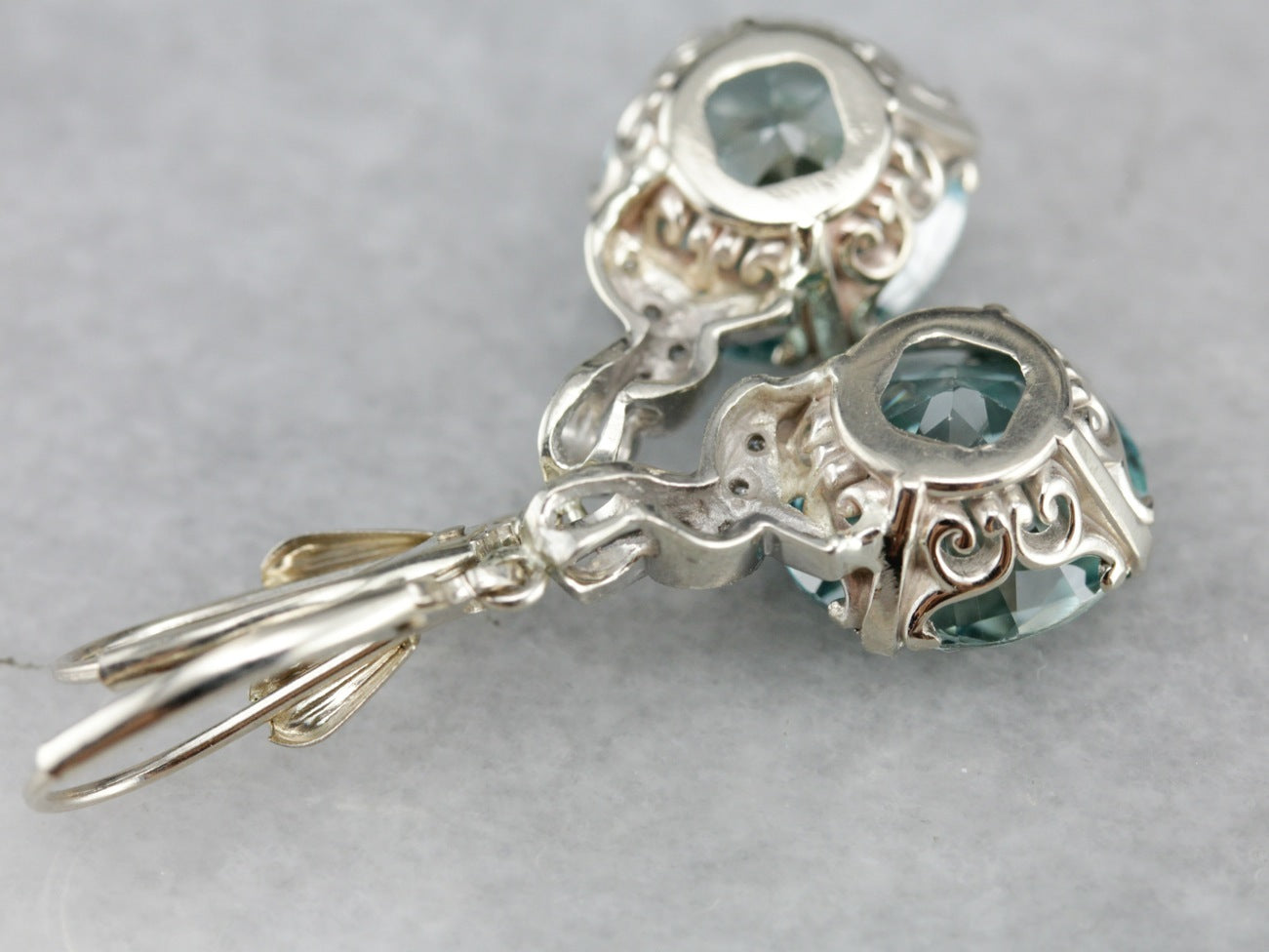 Pendientes colgantes de diamantes y circonitas azules