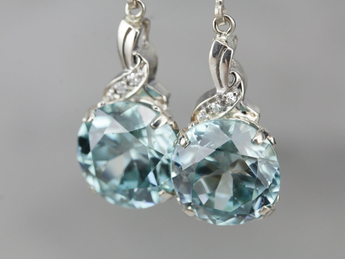 Pendientes colgantes de diamantes y circonitas azules