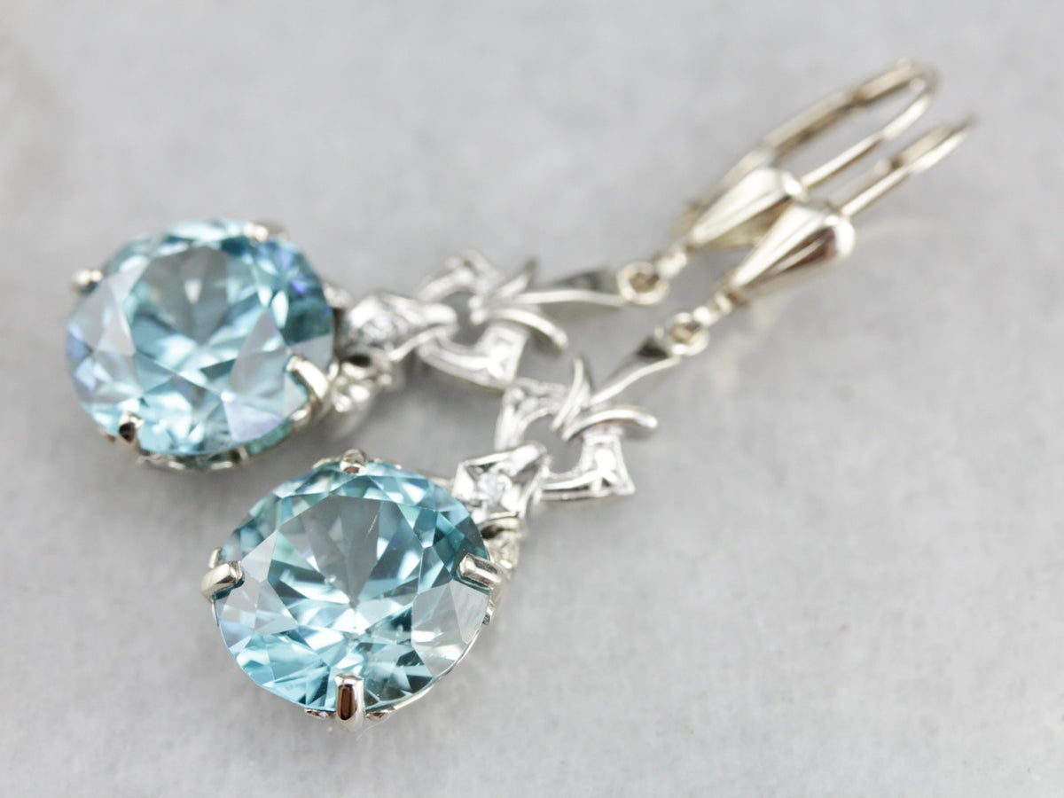 Pendientes colgantes de diamantes y circonitas azules en oro blanco