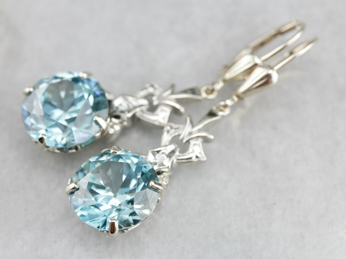 Pendientes colgantes de diamantes y circonitas azules en oro blanco