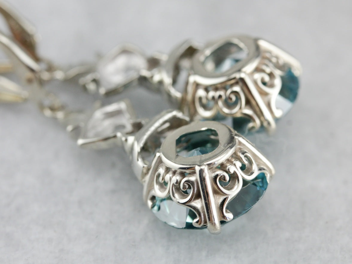 Pendientes colgantes de diamantes y circonitas azules en oro blanco