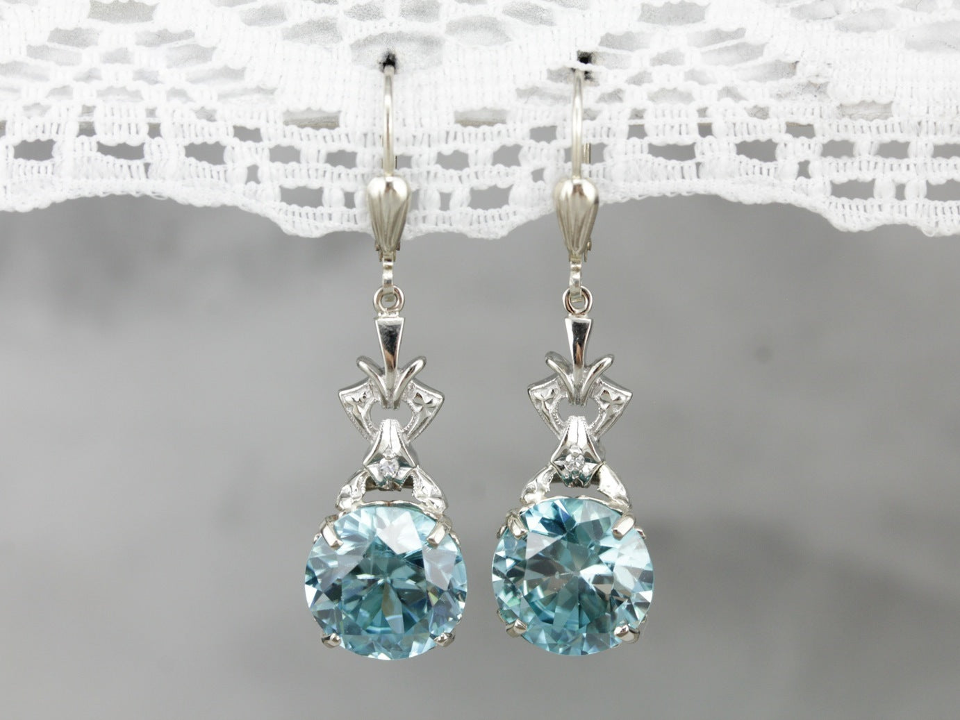 Pendientes colgantes de diamantes y circonitas azules en oro blanco
