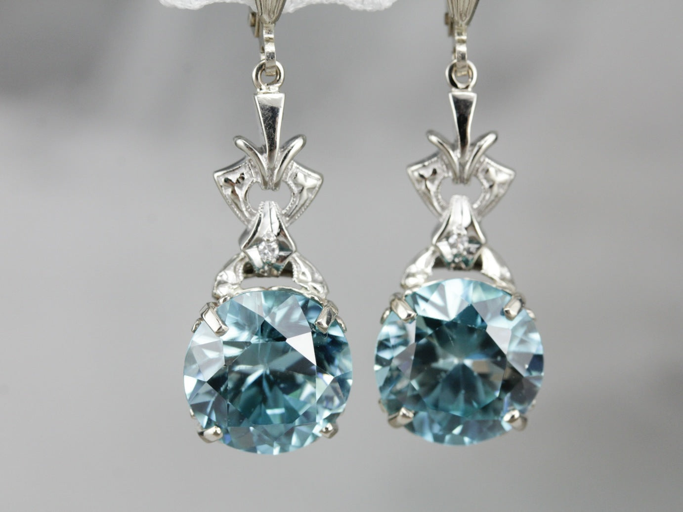 Pendientes colgantes de diamantes y circonitas azules en oro blanco