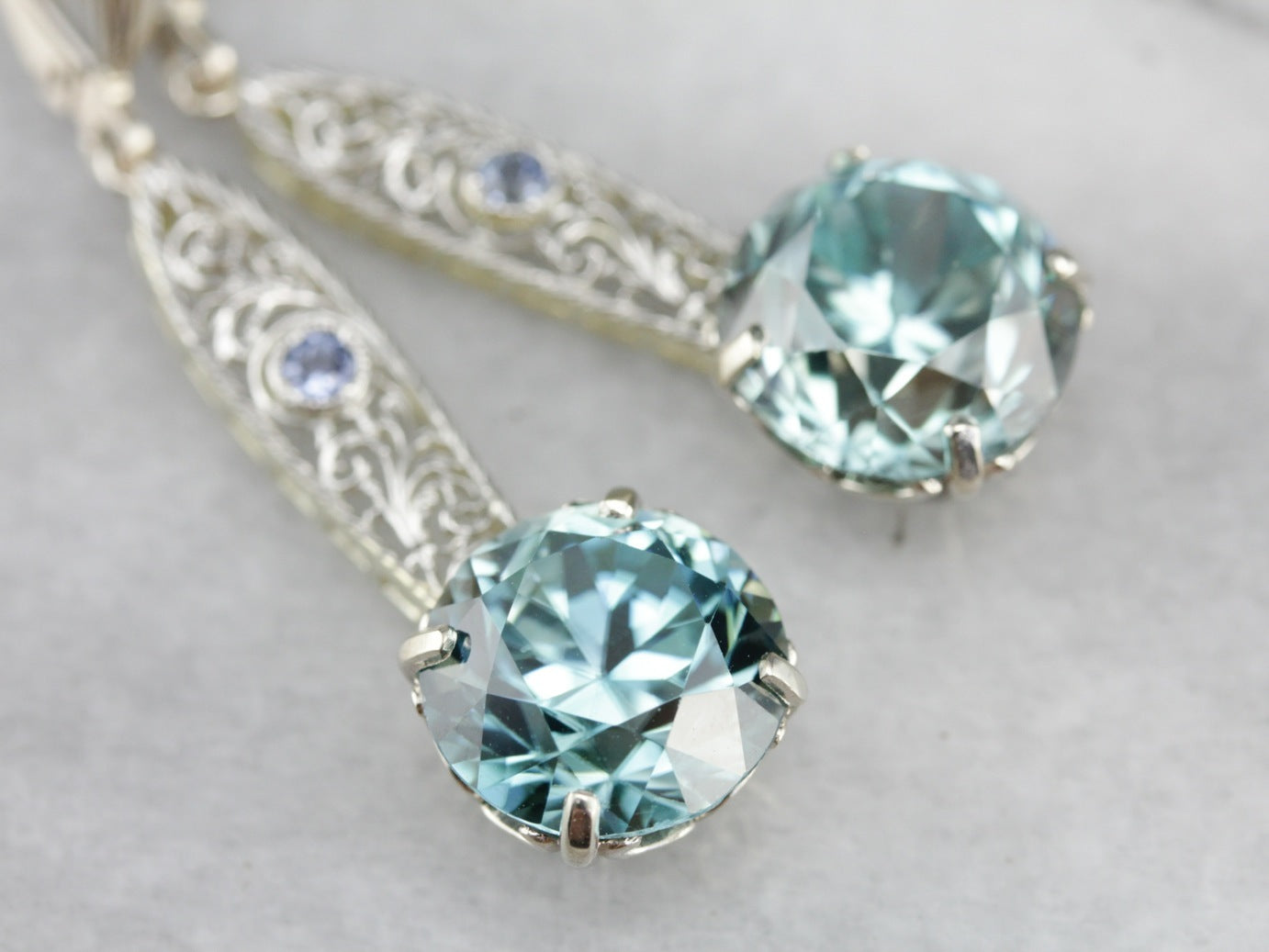 Pendientes colgantes de filigrana de circonitas azules y zafiros