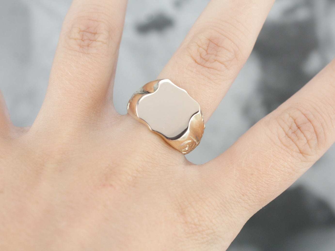 Anillo de sello vintage de oro amarillo