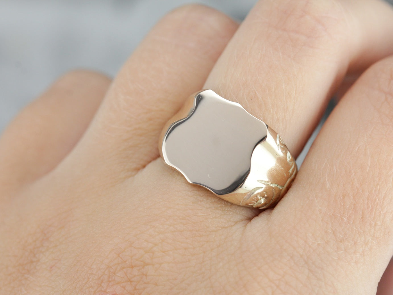 Anillo de sello vintage de oro amarillo