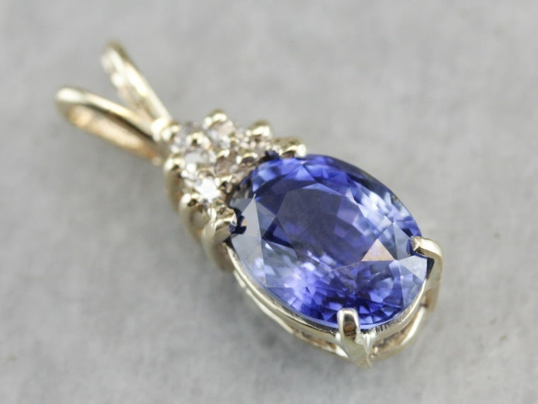Colgante de oro, zafiro y diamantes