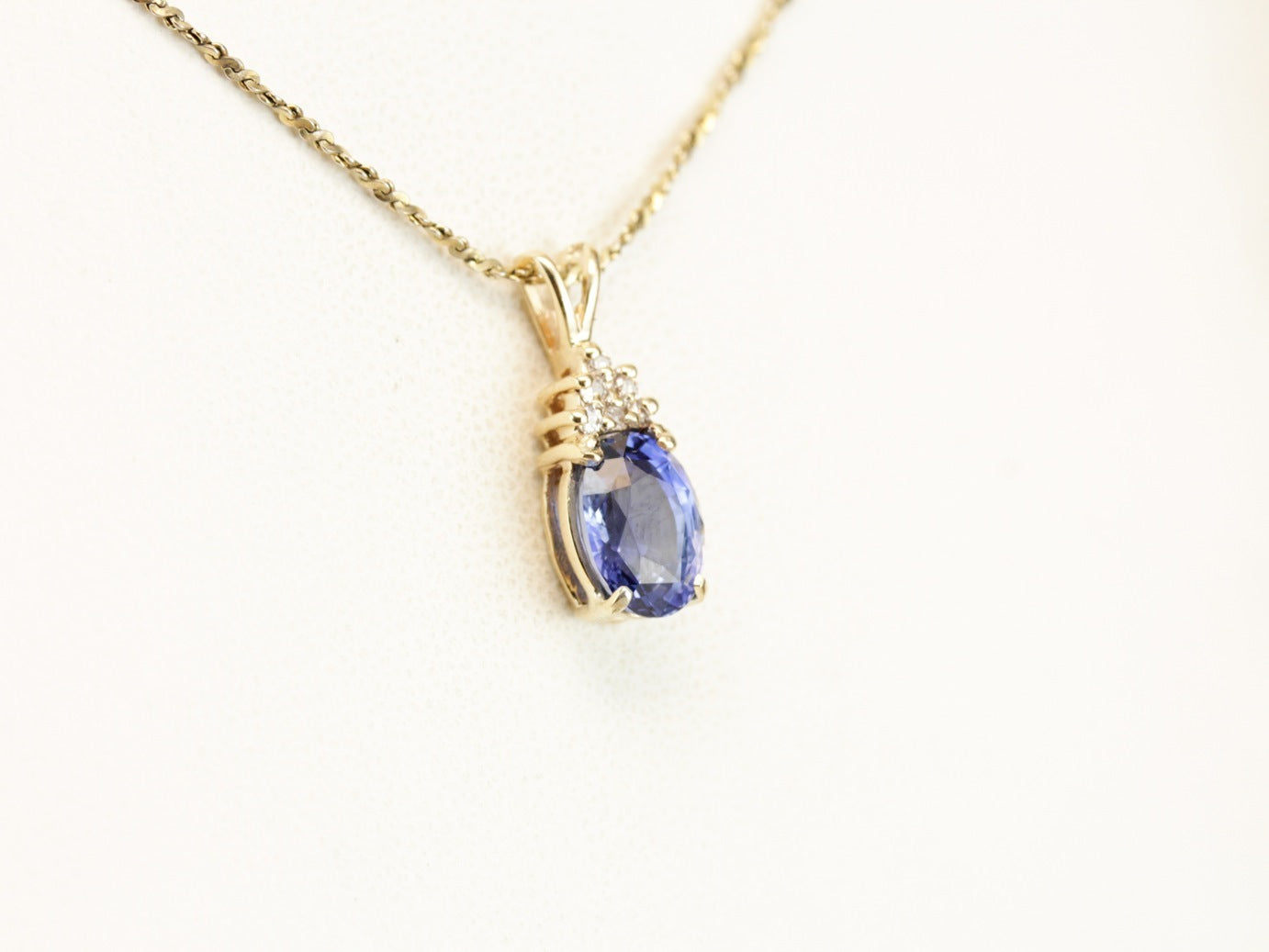 Colgante de oro, zafiro y diamantes