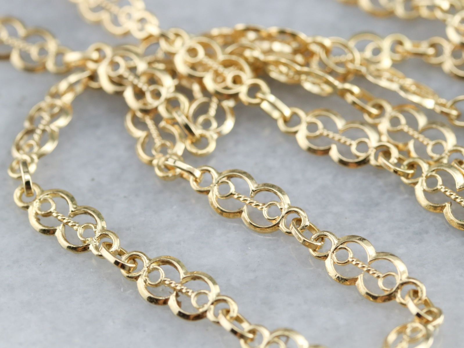 Cadena de eslabones decorativos de oro