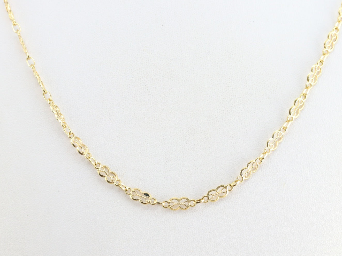 Cadena de eslabones decorativos de oro