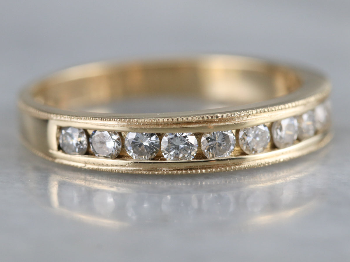 Alianza de boda con diamantes engastados en canal