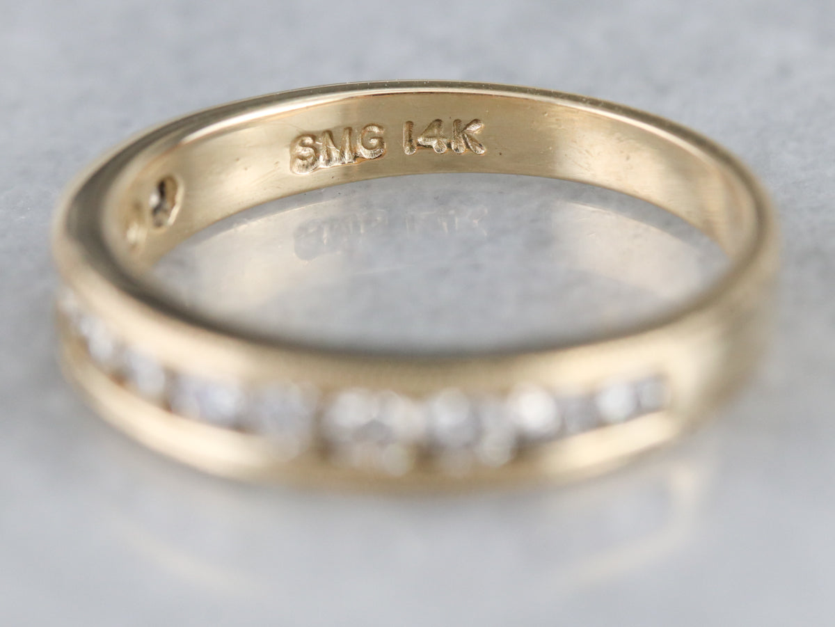 Alianza de boda con diamantes engastados en canal