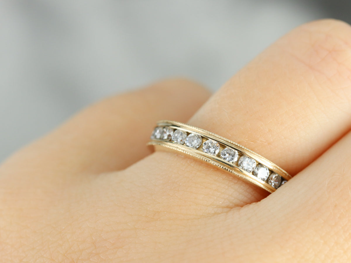 Alianza de boda con diamantes engastados en canal