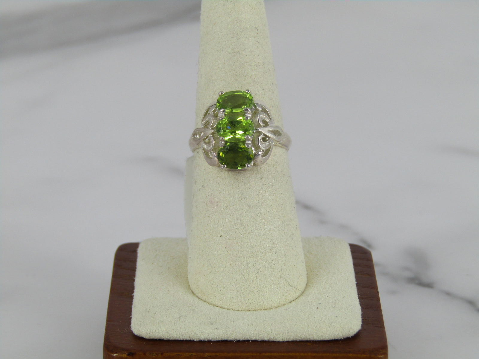 Anillo de peridoto de plata con tres piedras en movimiento