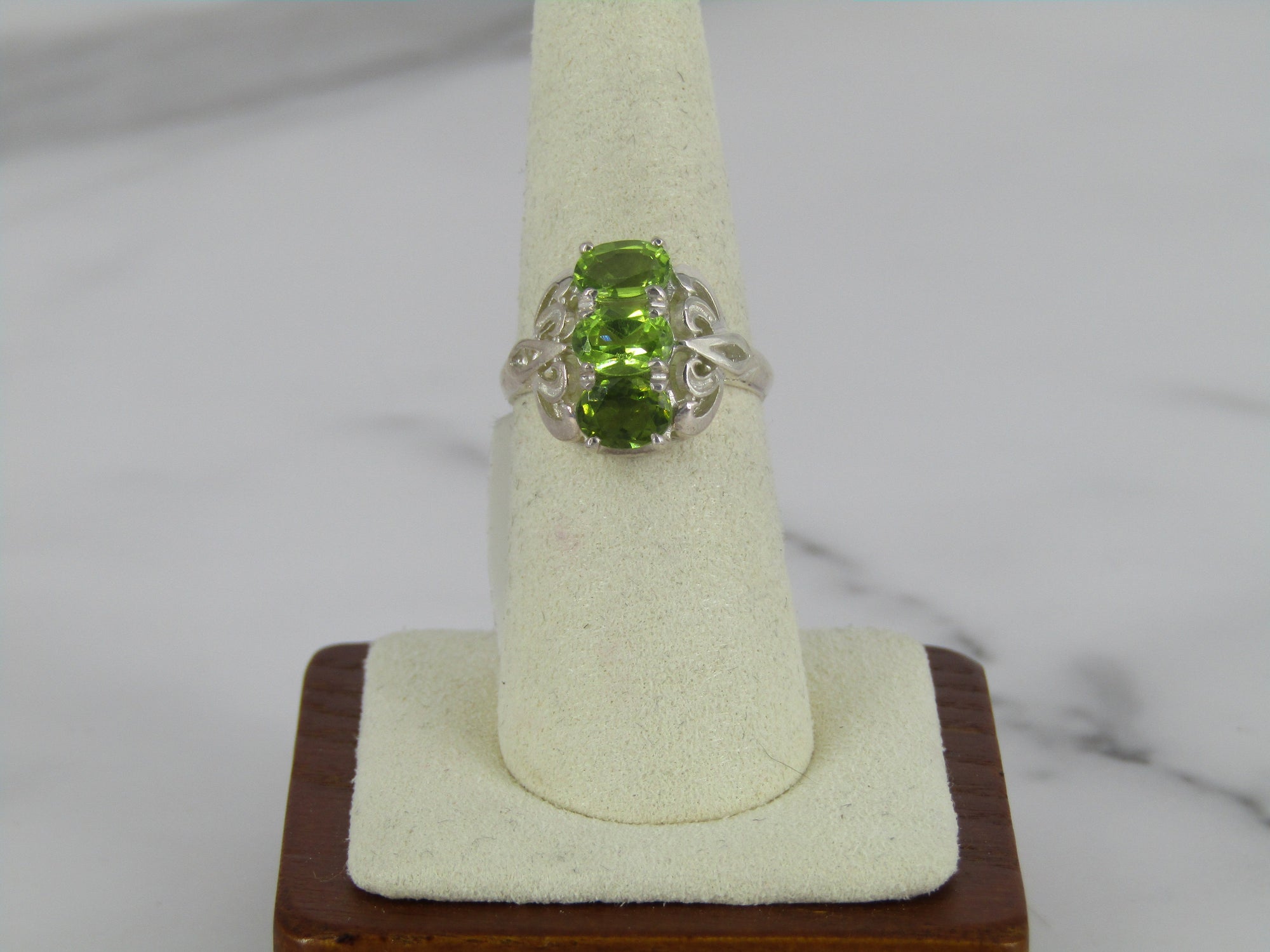 Anillo de peridoto de plata con tres piedras en movimiento