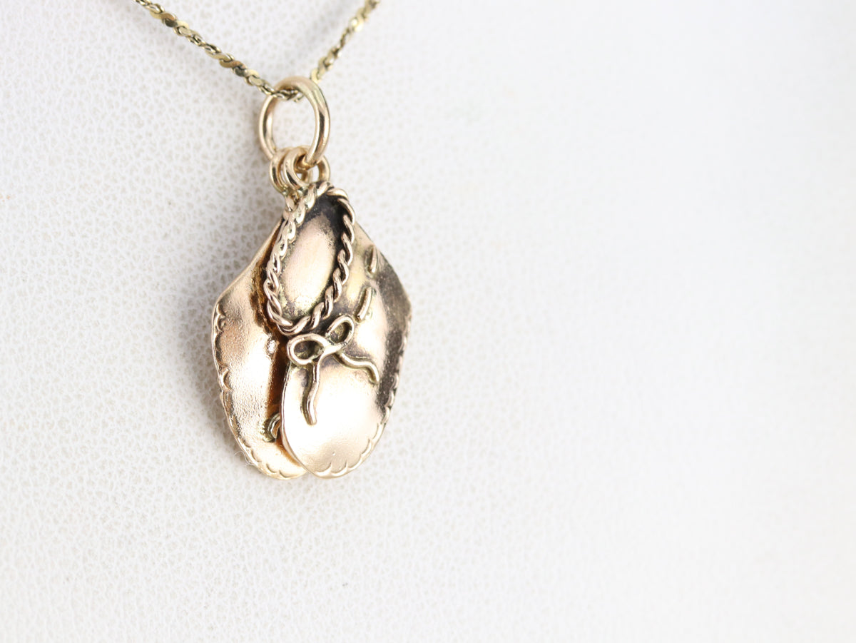 Charm de mocasín dorado dulce