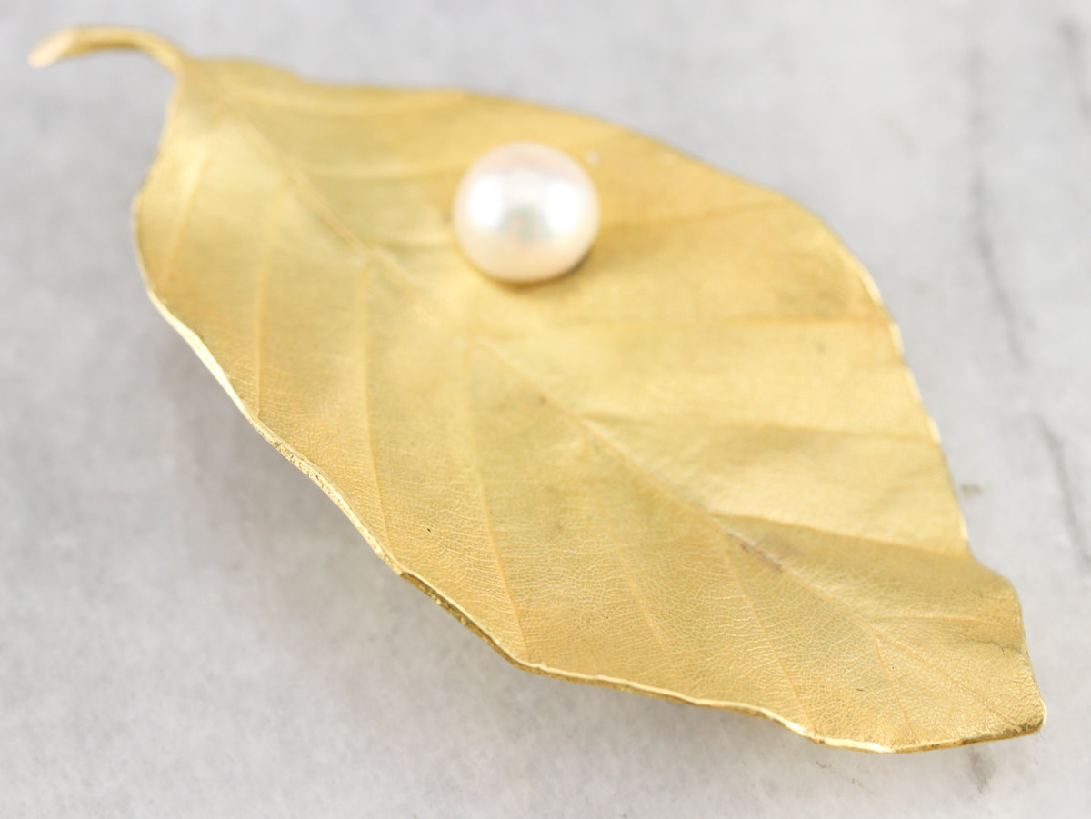 Broche de hoja de perla de oro de alto quilate