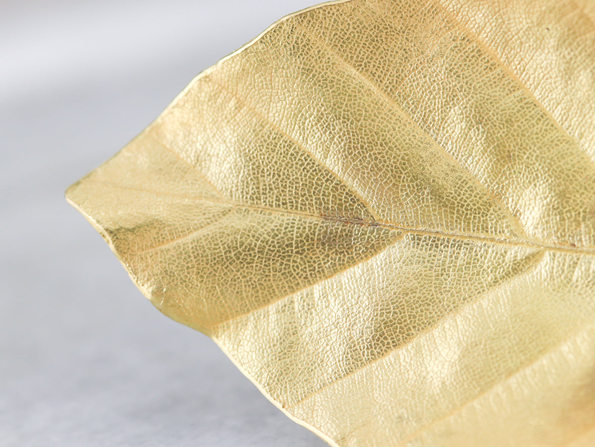 Broche de hoja de perla de oro de alto quilate