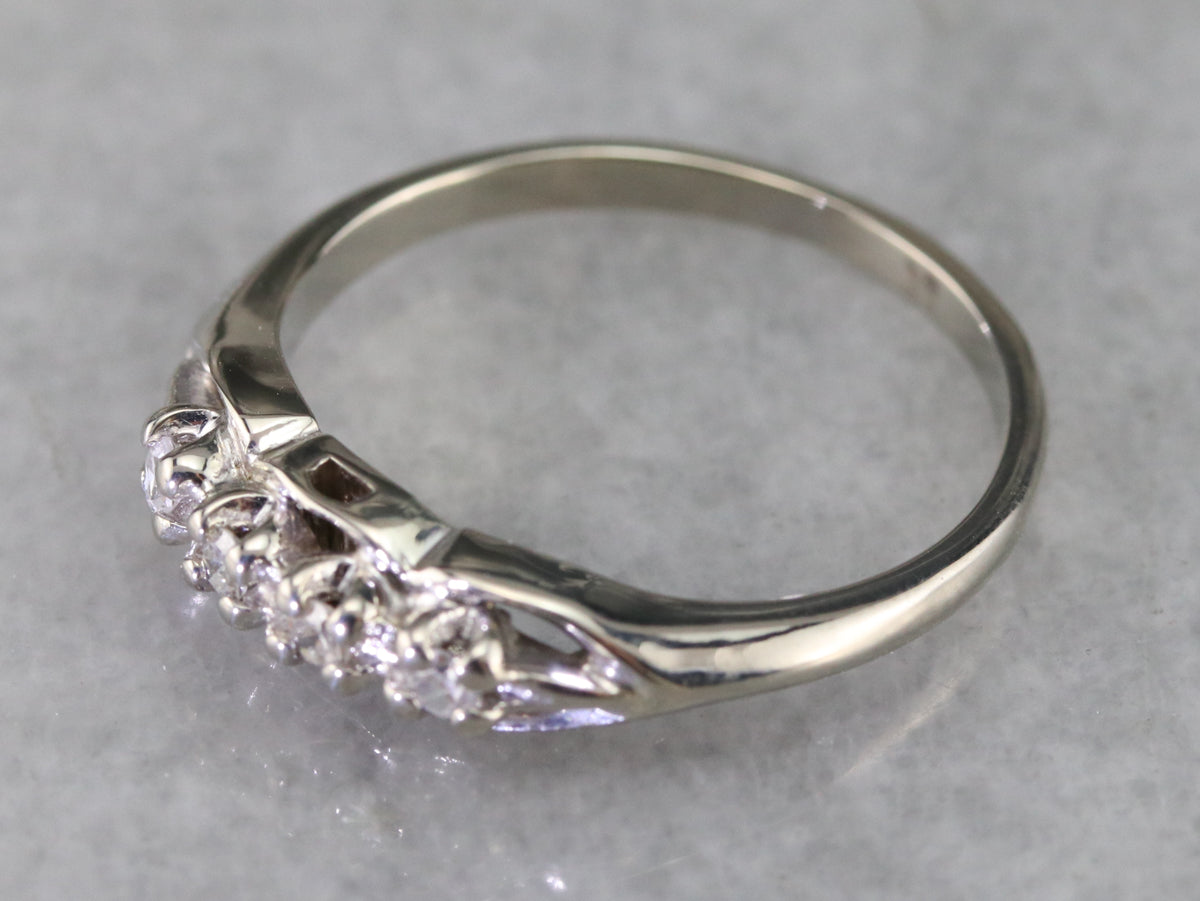 Anillo de novia de oro blanco con cuatro diamantes