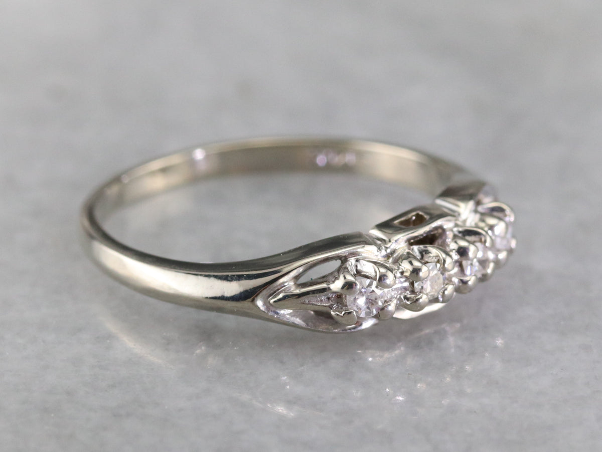 Anillo de novia de oro blanco con cuatro diamantes