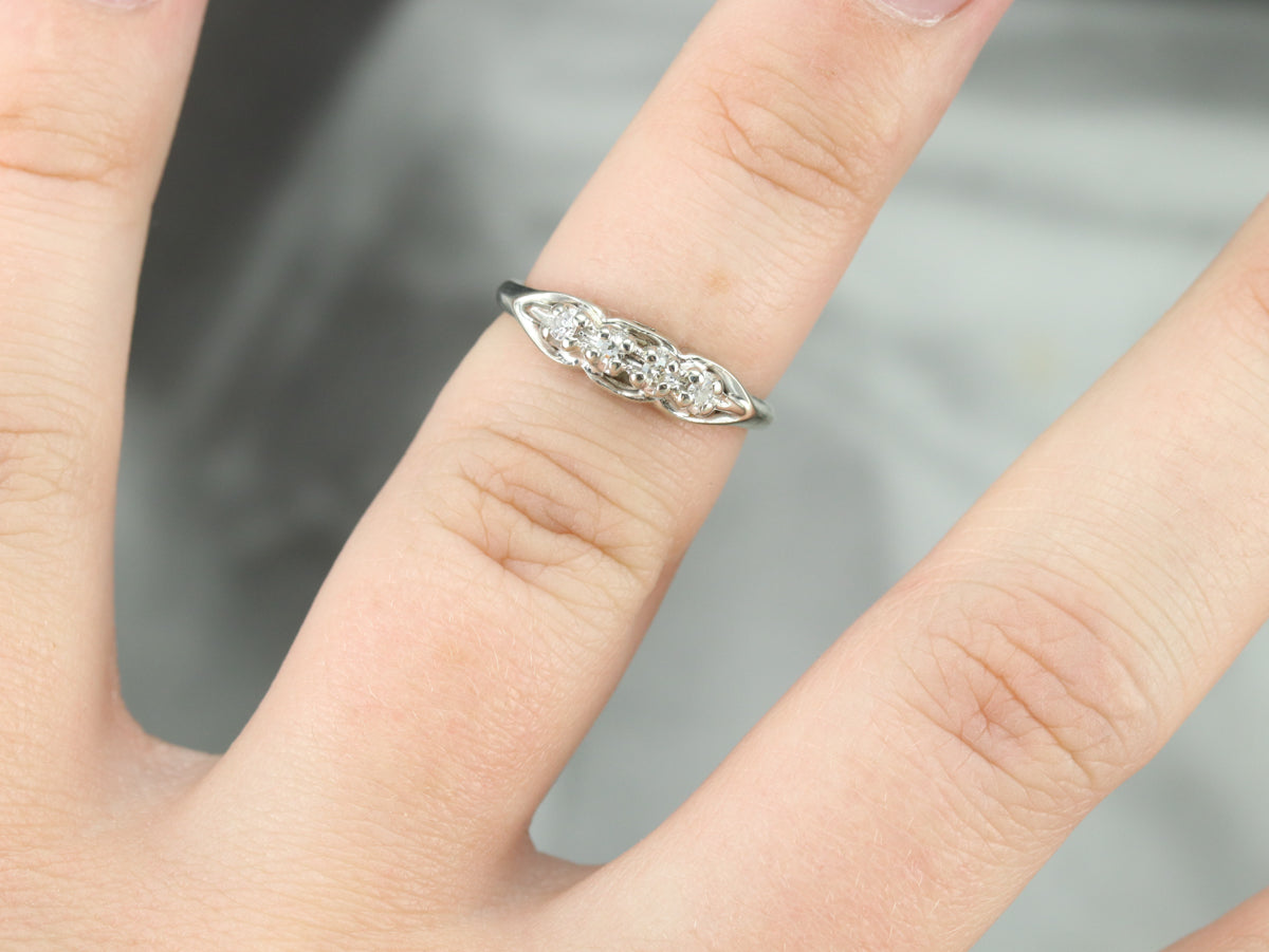 Anillo de novia de oro blanco con cuatro diamantes