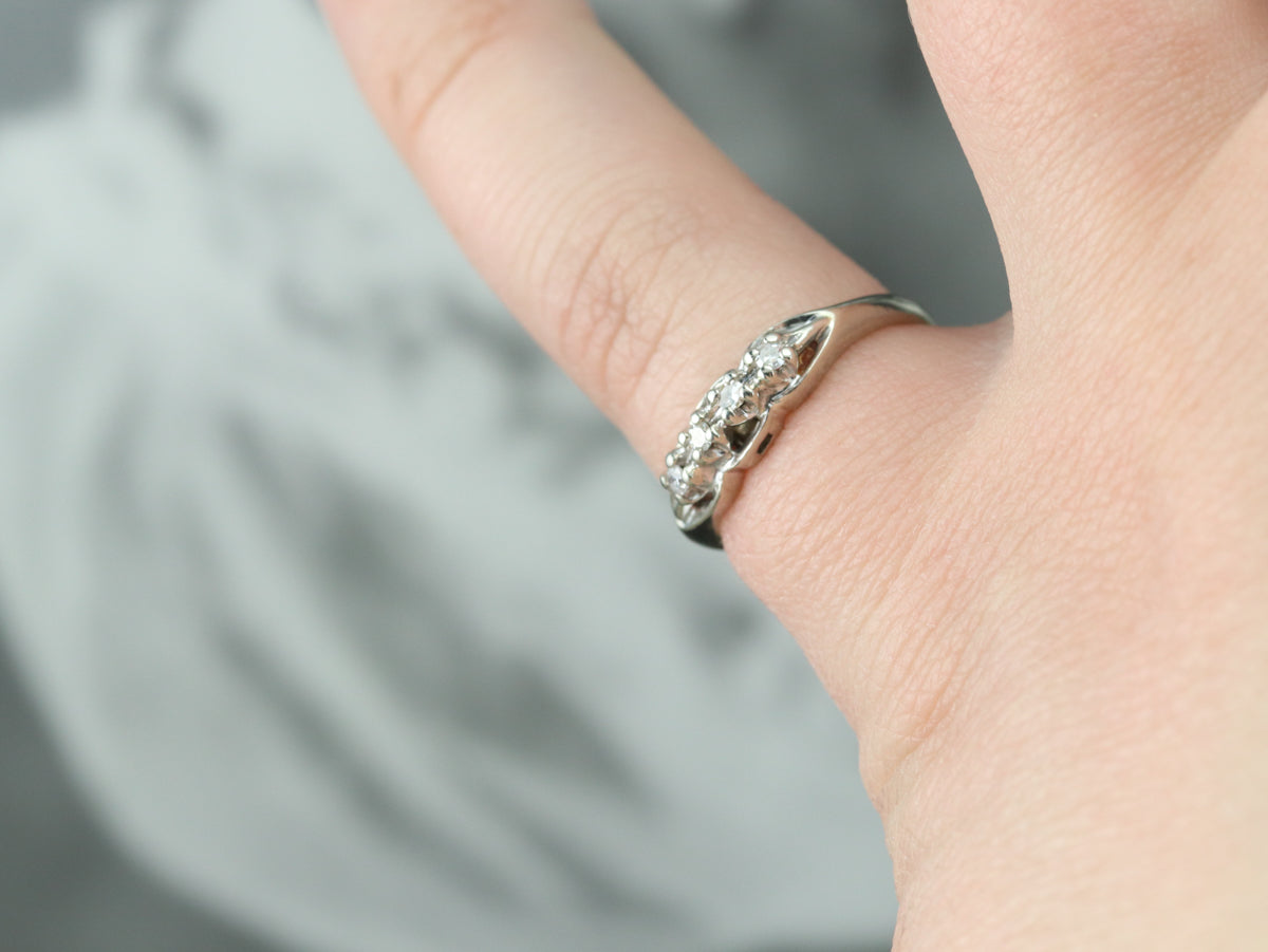 Anillo de novia de oro blanco con cuatro diamantes