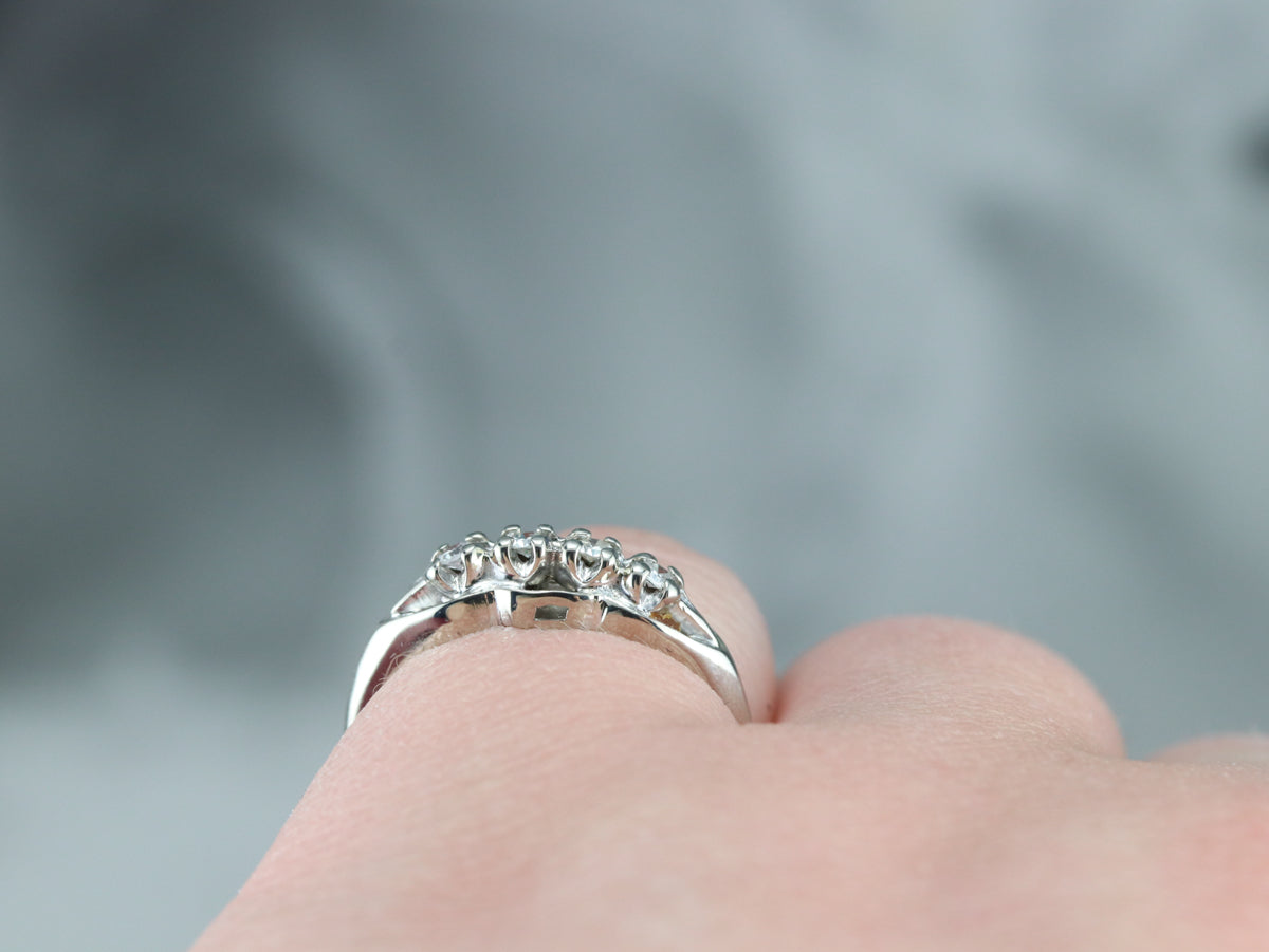 Anillo de novia de oro blanco con cuatro diamantes