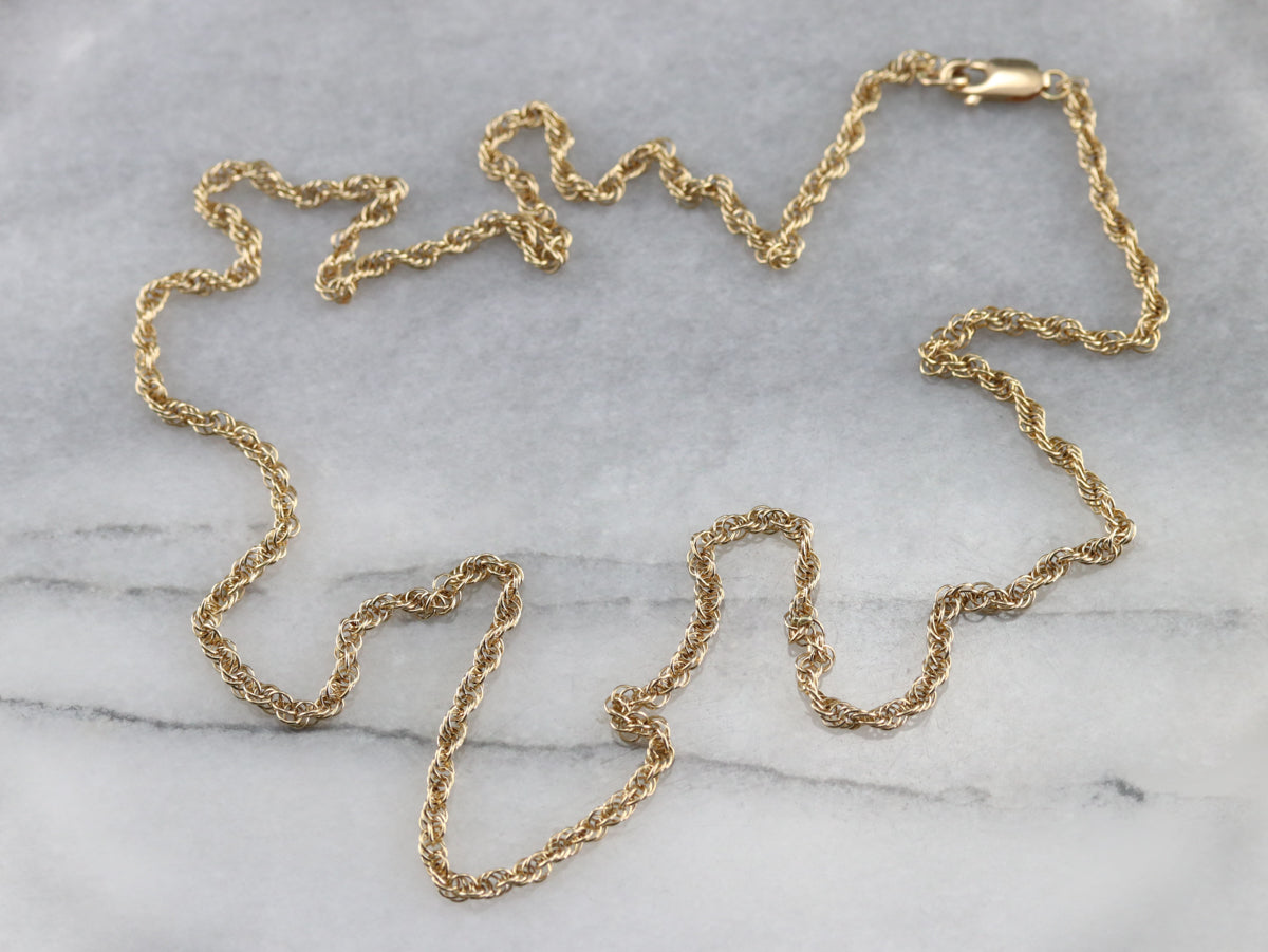 Collar largo de cadena torcida con cuerda dorada