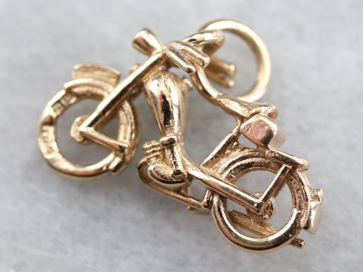 Charm de motocicleta dorado