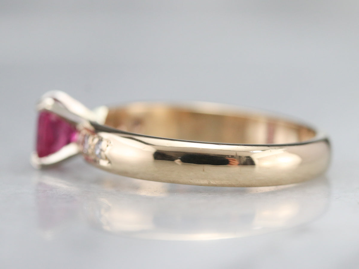 Anillo de compromiso de rubíes y diamantes