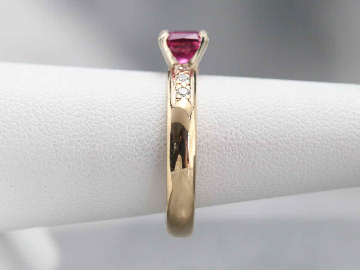 Anillo de compromiso de rubíes y diamantes