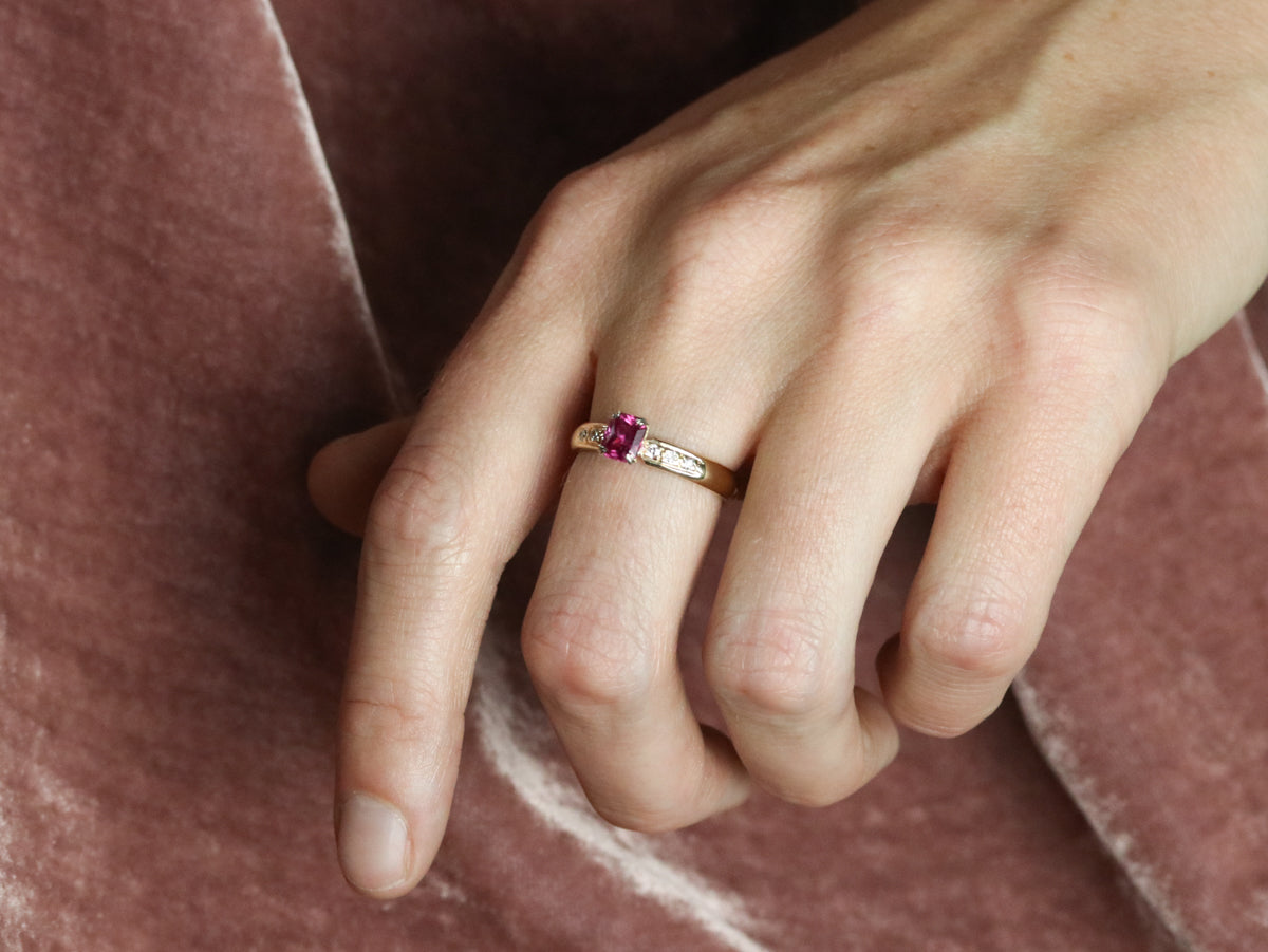 Anillo de compromiso de rubíes y diamantes