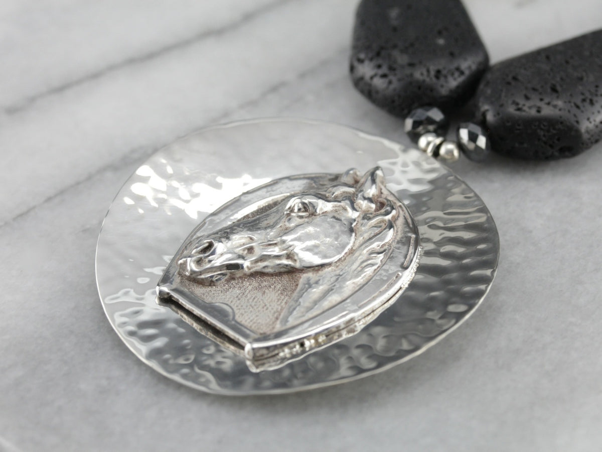 Collar de cuentas de plata con piedra de lava ecuestre