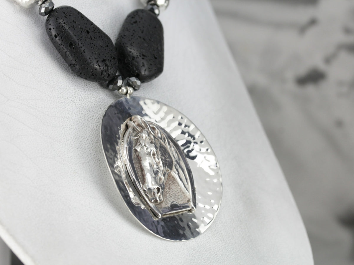 Collar de cuentas de plata con piedra de lava ecuestre