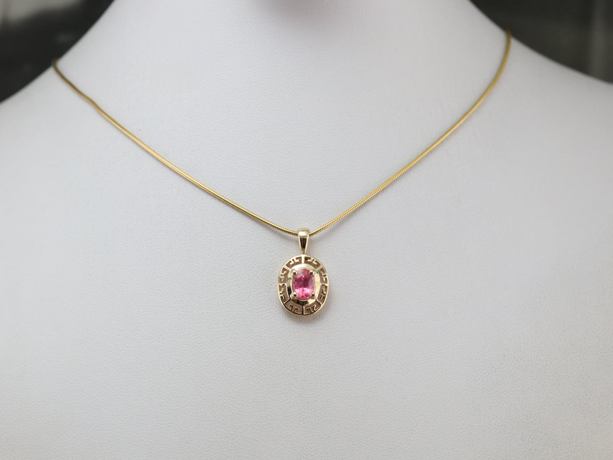 Colgante de oro perforado con zafiro rosa