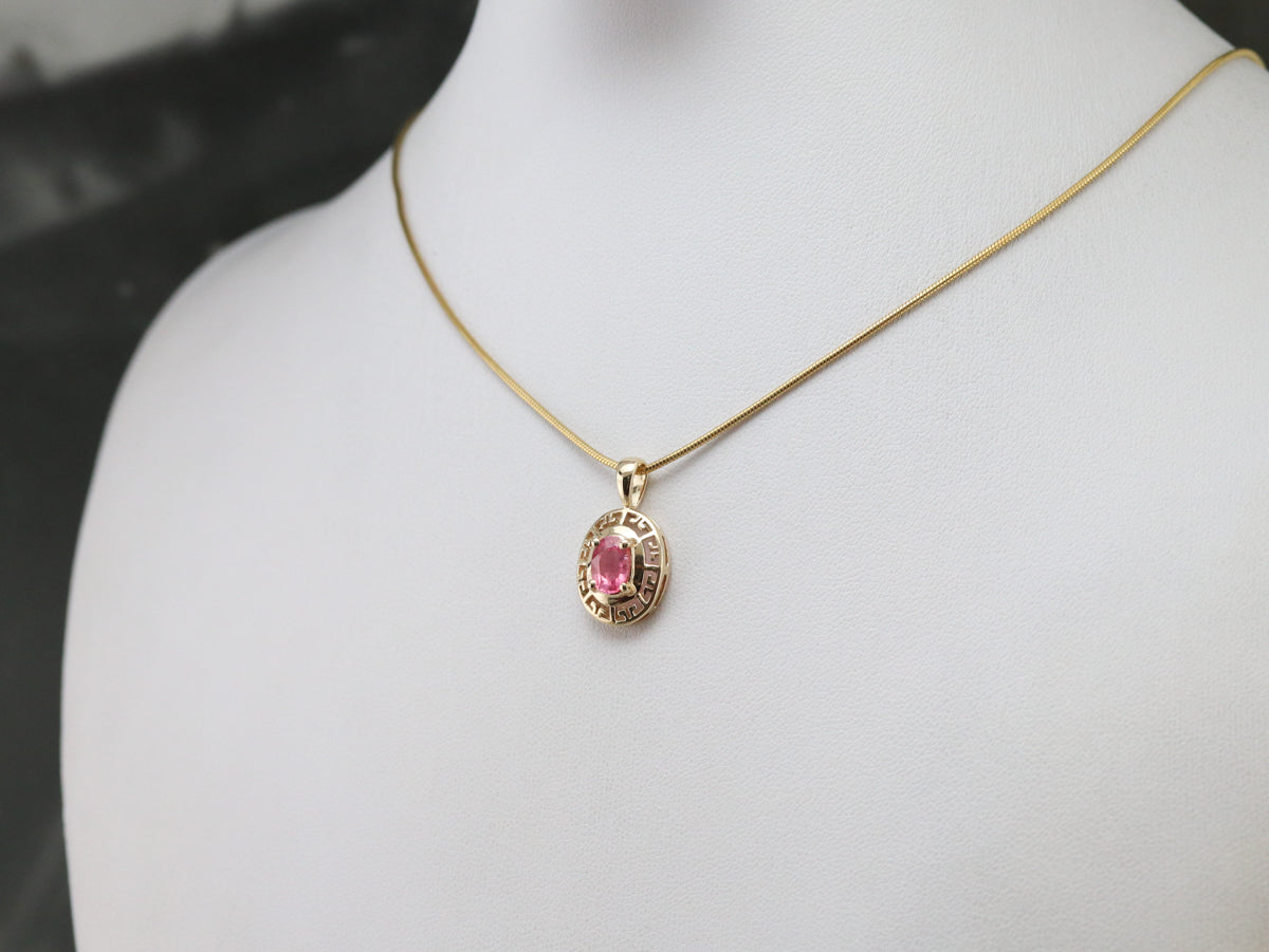 Colgante de oro perforado con zafiro rosa