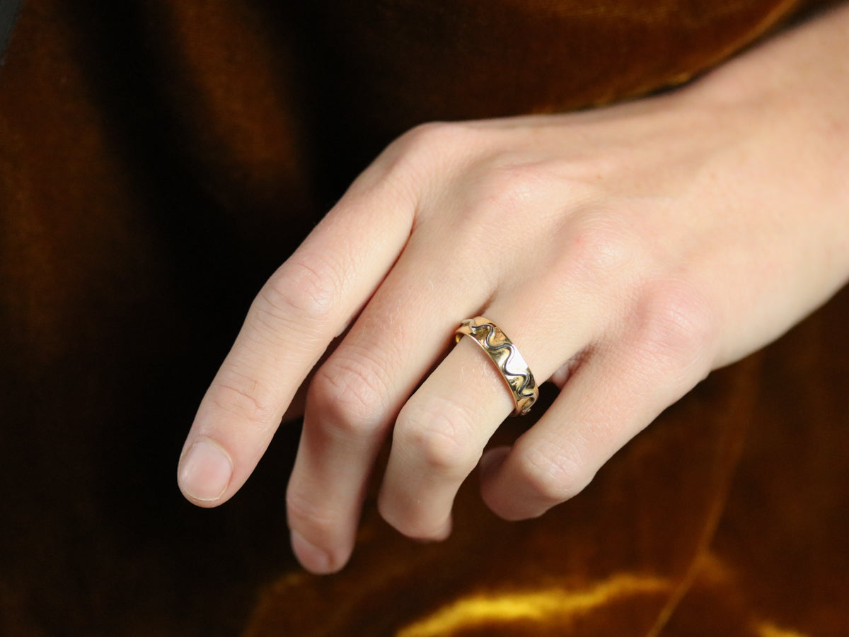 18K Gold Squiggle Pattern Band