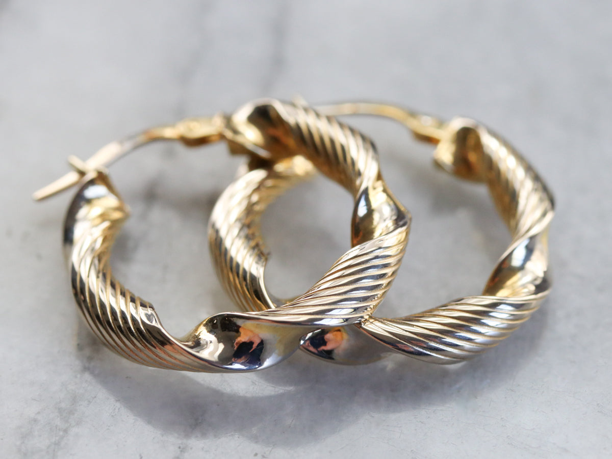 Pendientes de aro con cinta dorada retorcida