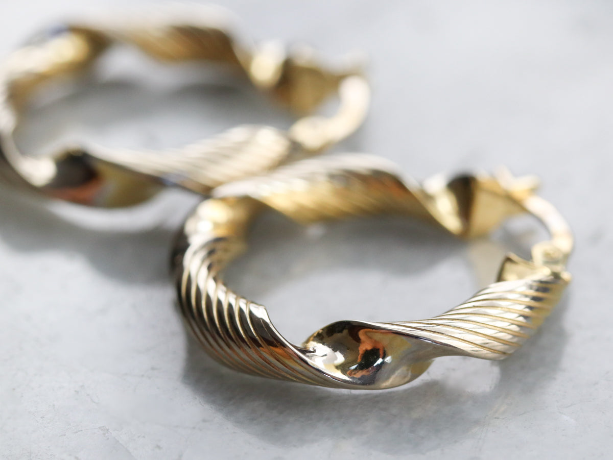 Pendientes de aro con cinta dorada retorcida