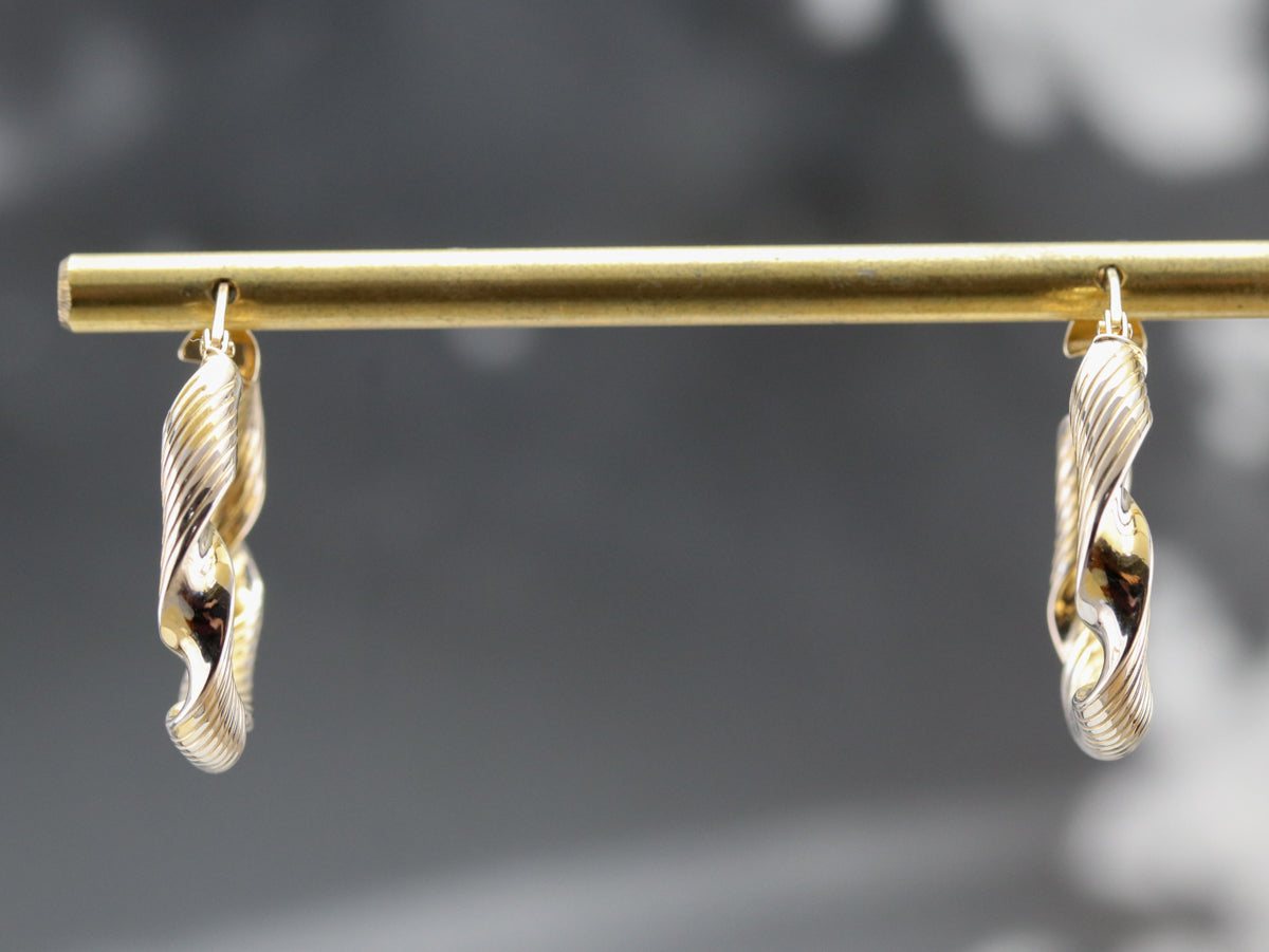 Pendientes de aro con cinta dorada retorcida